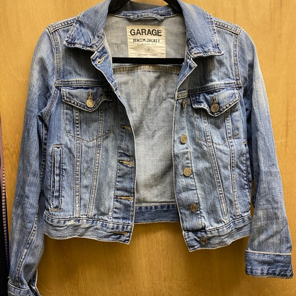 Cropped denim jacket size small - Picture 2 of 2